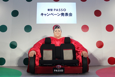 新型パッソ PRイベントにてアンベールされた「マツコの椅子」