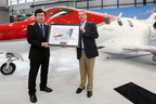 HondaJetの引き渡しを祝うラインランド社シャエスベルク会長とHACI藤野社長