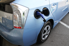 （参考）写真は日本で販売されているプリウスPHVの充電風景