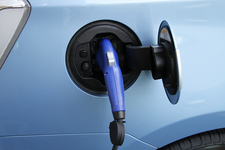 （参考）写真は日本で販売されているプリウスPHVの充電風景