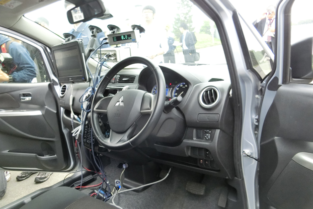 三菱自の燃費不正問題を受け、報道陣向けに交通研の自動車認証審査部が「惰行法」のデモを行った。