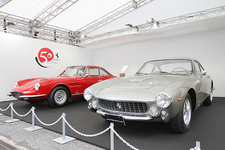 (左から)フェラーリ 330GTC (1966)、フェラーリ 250GTベルリネッタ ルッソ(1963)