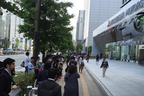 13日朝、国交省立ち入り検査で三菱本社前に集まった報道関係者