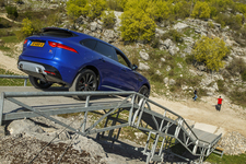 「ジャガーがあえてクロスオーバー車を造る意義とは」新型 SUV「ジャガー F-PACE」海外試乗レポート／金子浩久