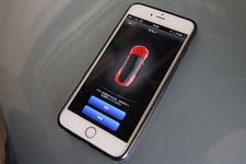 テスラ「モデルS」スマートフォンによるリモート駐車機能