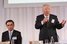 （左から）スズキ株式会社 鈴木俊宏社長、スズキ株式会社 鈴木修会長