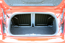 伊仏ラテン系コンパクトオープン対決！「フィアット 500C」「DS3カブリオ」試乗レポート／今井優杏