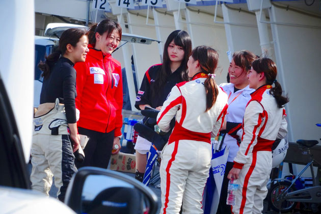 井原プロジェクトリーダーとMWIM女性レーサー