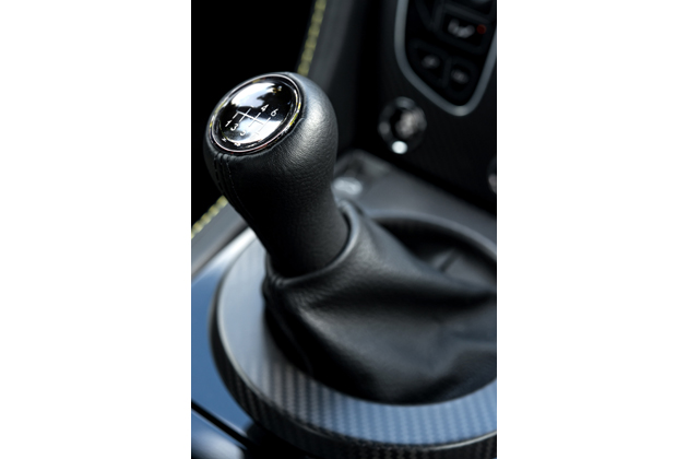アストンマーティン V12ヴァンテージ S 7速マニュアル仕様