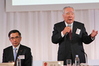 （左から）スズキ株式会社 鈴木俊宏社長、スズキ株式会社 鈴木修会長