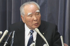 国交省で会見するスズキの鈴木修会長