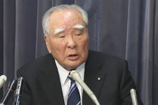 国交省で会見するスズキの鈴木修会長