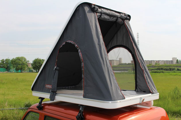 クルマのルーフにテント！？大人2人がゆったりと就寝できる