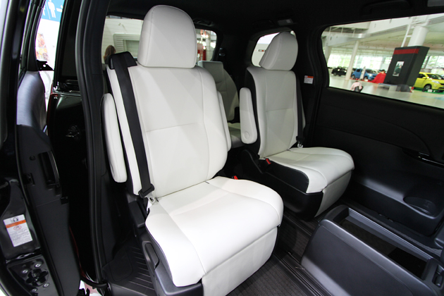 エスティマ AERAS SMART 7人乗り(ブラック×レッドマイカメタリック)