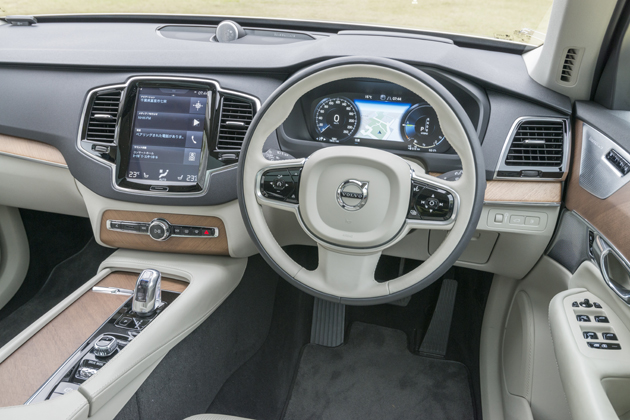 辛口評論家も珍しくホメた！人気SUVのボルボ 新型「XC90」プラグ