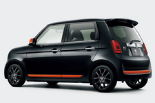 ホンダ「N-ONE」Premium Tourer特別仕様車 SSアーバンブラックパッケージ リア7:3 スタイリング(クリスタルブラック・パール+オレンジ)