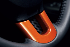 ホンダ「N-ONE」Premium Tourer特別仕様車 SSアーバンブラックパッケージ アクセントカラーガーニッシュ付本革巻ステアリングホイール