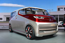 ドアミラーが無いスズキのミニバンコンセプトカー「エアトライザー」