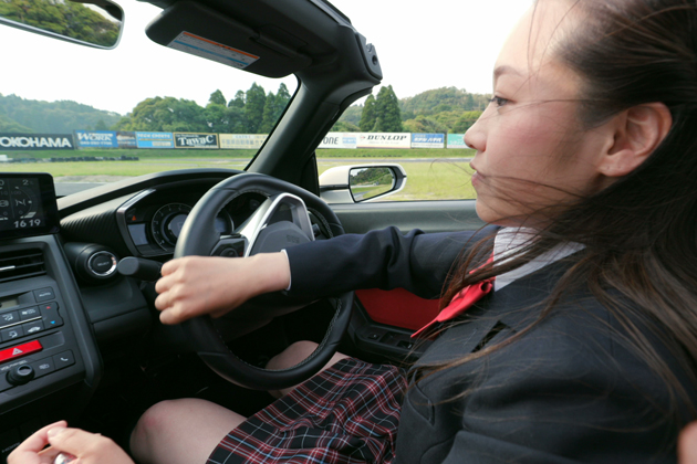 免許取りたての女子高生が試乗車でサーキットを激走！？史上最強、試乗女子が現れる！