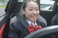免許取りたての女子高生が試乗車でサーキットを激走！？史上最強、試乗女子が現れる！