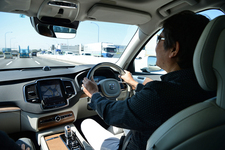 ボルボXC90を運転する国沢氏