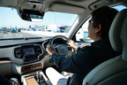 ボルボXC90を運転する国沢氏