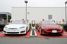 テスラ「モデルS」／超急速充電施設「テスラスーパーチャージャーステーション」新東名高速道路サービスエリア内「NEOPASA浜松下り ぷらっとパーク」