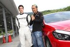 （左）「AMG45 Driving Club」へインストラクターとして参加する（左）蒲生尚弥選手／（左）当記事を執筆した自動車ライターのマリオ高野氏