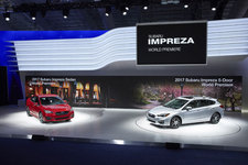 （左）新型「インプレッサ セダン」（右）新型「インプレッサ 5ドア」／ニューヨーク国際自動車ショー2016