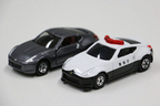 右）チャージトミカ（フェアレディZ パトロールカー）/左）フェアレディＺ４０周年記念車（※生産終了）