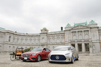 （左から）世界初の自動車「ベンツ ・パテント・モトールヴァーゲン」のレプリカ、メルセデス・ベンツ 新型「Eクラス」、コンセプトモデル「VISION TOKYO」