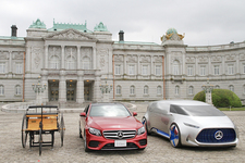 （左から）世界初の自動車「ベンツ ・パテント・モトールヴァーゲン」のレプリカ、メルセデス・ベンツ 新型「Eクラス」、コンセプトモデル「VISION TOKYO」