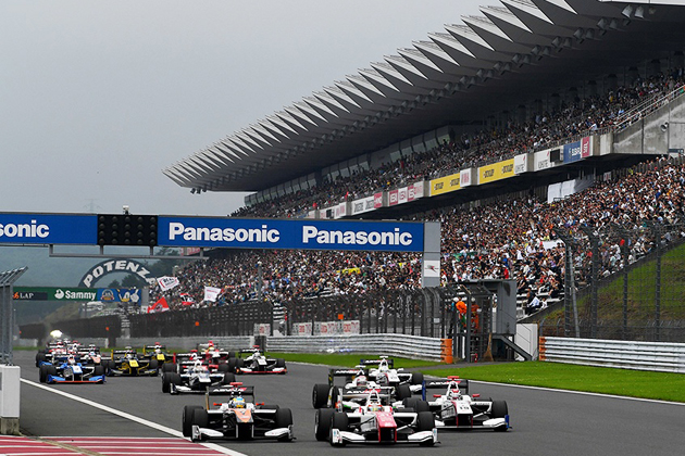 日本のレースにファミリー客急増！スーパーフォーミュラの熱戦に満員のスタンドも熱狂