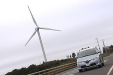 刑部岬近くの電力風車。エスティマハイブリッドと比べてどれ程大きいかわかりますよね。