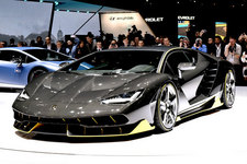 写真はジュネーブモーターショー2016で公開された新型「チェンテナリオ・クーペ」