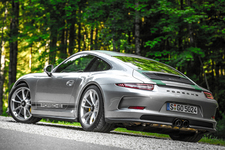 991台限定！50年ぶりに復活した新型ポルシェ「911R」、これが