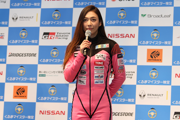 レーシングドライバーの塚本奈々美さん