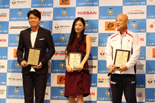 日本ベスト・カー・フレンド賞を受賞した（左）ヒロミさん（中）壇蜜さん（右）栄和人さん