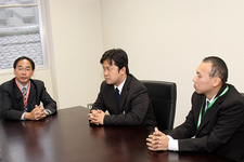 左から松田店長、伊藤さん、阿部さん。