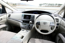 エスティマハイブリッドのインパネ周辺。センターコンソールが前後席間の往来を妨げる