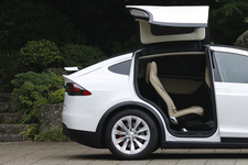 Tesla初のSUVモデル「テスラ モデルX」国内初試乗レポート/飯田裕子