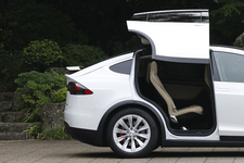 Tesla初のSUVモデル「テスラ モデルX」国内初試乗レポート/飯田裕子