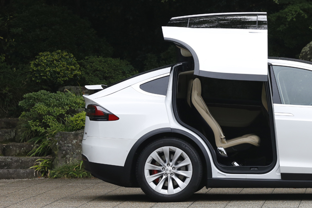 Tesla初のSUV「テスラ モデルX」国内初試乗 ～この爽快な走り、ひとり