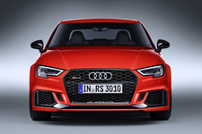 アウディ 新型 RS 3 セダン