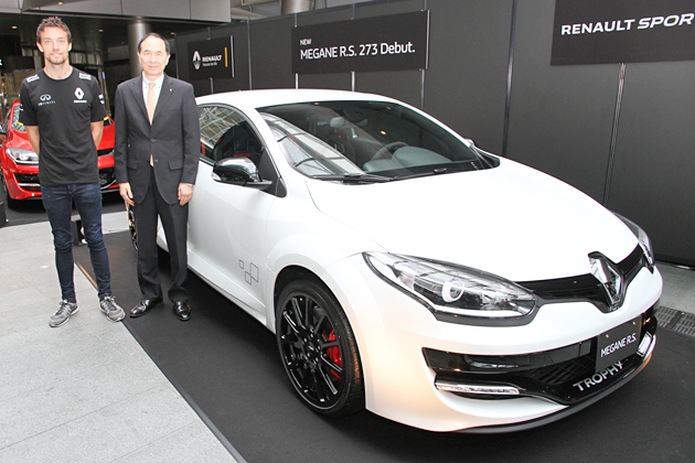 (左から)ルノー・スポールF1チームドライバーのジョリオン・パーマー選手、ルノー・ジャポン株式会社 大極司 代表取締役社長