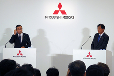 三菱自の取締役会長に選出されたカルロス・ゴーン氏と、三菱自社長の益子修氏