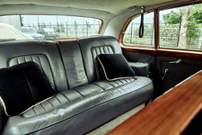 超高級車！1960年製ロールス・ロイスと最新ベントレーを乗り比べできる  