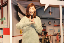 トヨタ ROOMYのＣＭ「くつろぎカップル」篇に出演する、女優の加藤あいさん