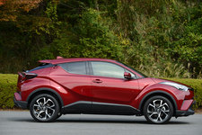 ＜C-HR ”S-T”(1.2ターボ／ボディカラー：センシュアルレッドマイカ)＞トヨタ C-HR(新型コンパクトSUV)試乗レポート／国沢光宏