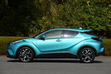 <C-HR ”G”(1.8ハイブリッド/ボディカラー:ラディアントグリーンマイカ)>トヨタ C-HR(新型コンパクトSUV)試乗レポート/国沢光宏